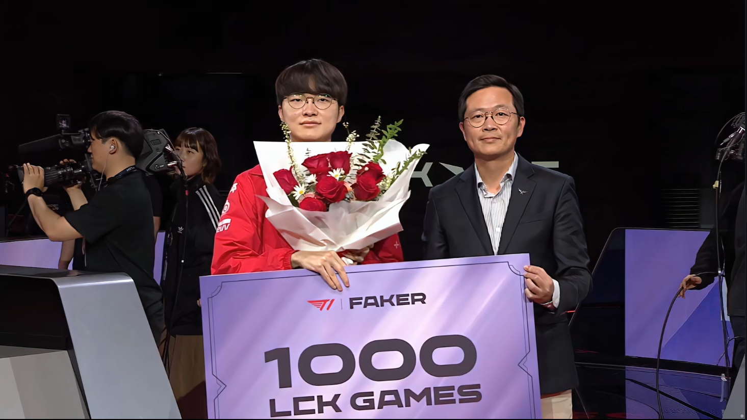 Faker迎来十赛季出色发挥，篮网观众热烈欢呼！再创辉煌时刻